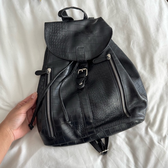 Black Crocodile Pattern Backpack - Picture 1 of 2